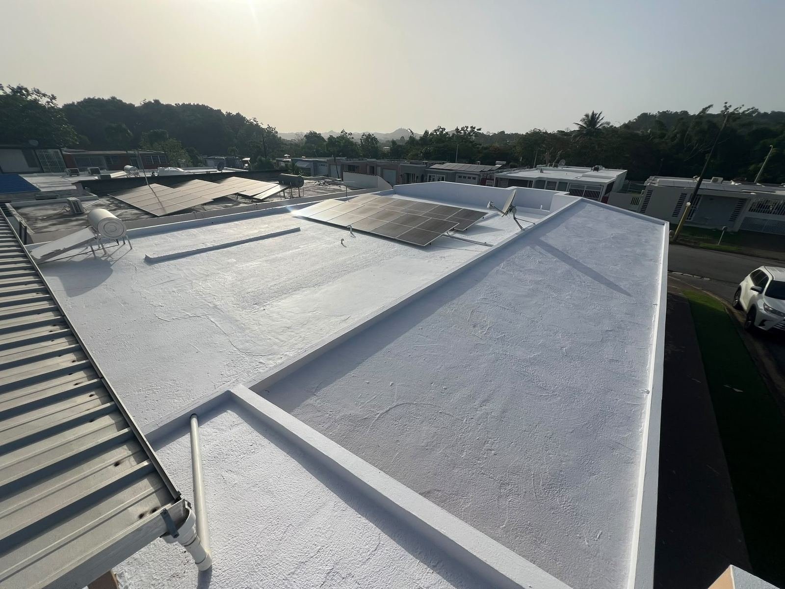 Techo sellado con placas solares instaladas